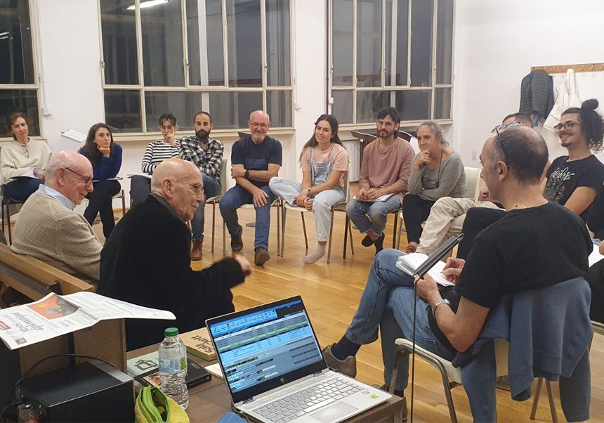 Ferran Montesa i Sanchis Sinisterra amb el grup de la lectura dramatitzada.